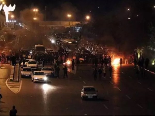 صدوسی‌وسومین روز قیام سراسری – تظاهرات و شعار شبانه در مناطق&nbsp;مختلف