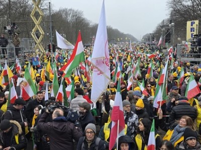 Berlindemonstration: Mer än 100 000 avvisar både monarki och&nbsp;teokrati