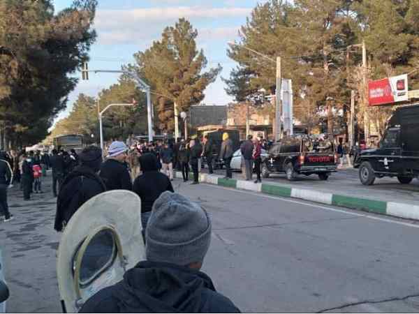 I takt med att regimen försvagas vänder sig myndigheter inåt med hot, kontrollpunkter och maktdemonstrationer