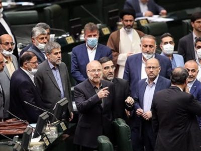 Krisen kring Hormuzsundet och kärnvapen förhandlingar fördjupar interna strider inom Irans&nbsp;maktstruktur
