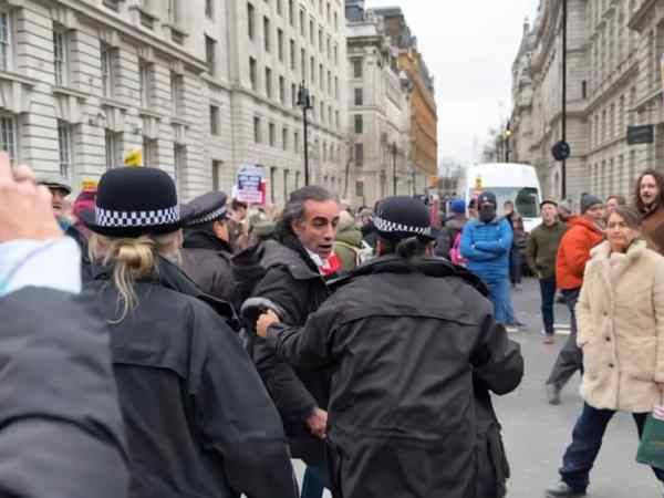 Monarkistiska trakasserier och våld riktar sig mot iranska&nbsp;dissidenter