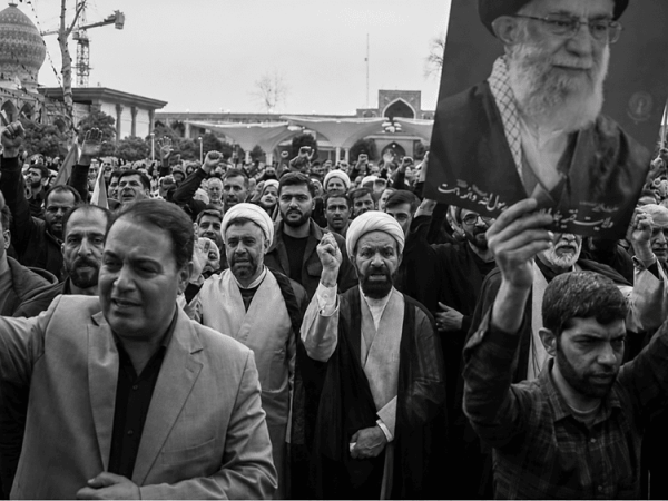 Iranska regimens århundradets spektakel – och vad det egentligen&nbsp;begraver